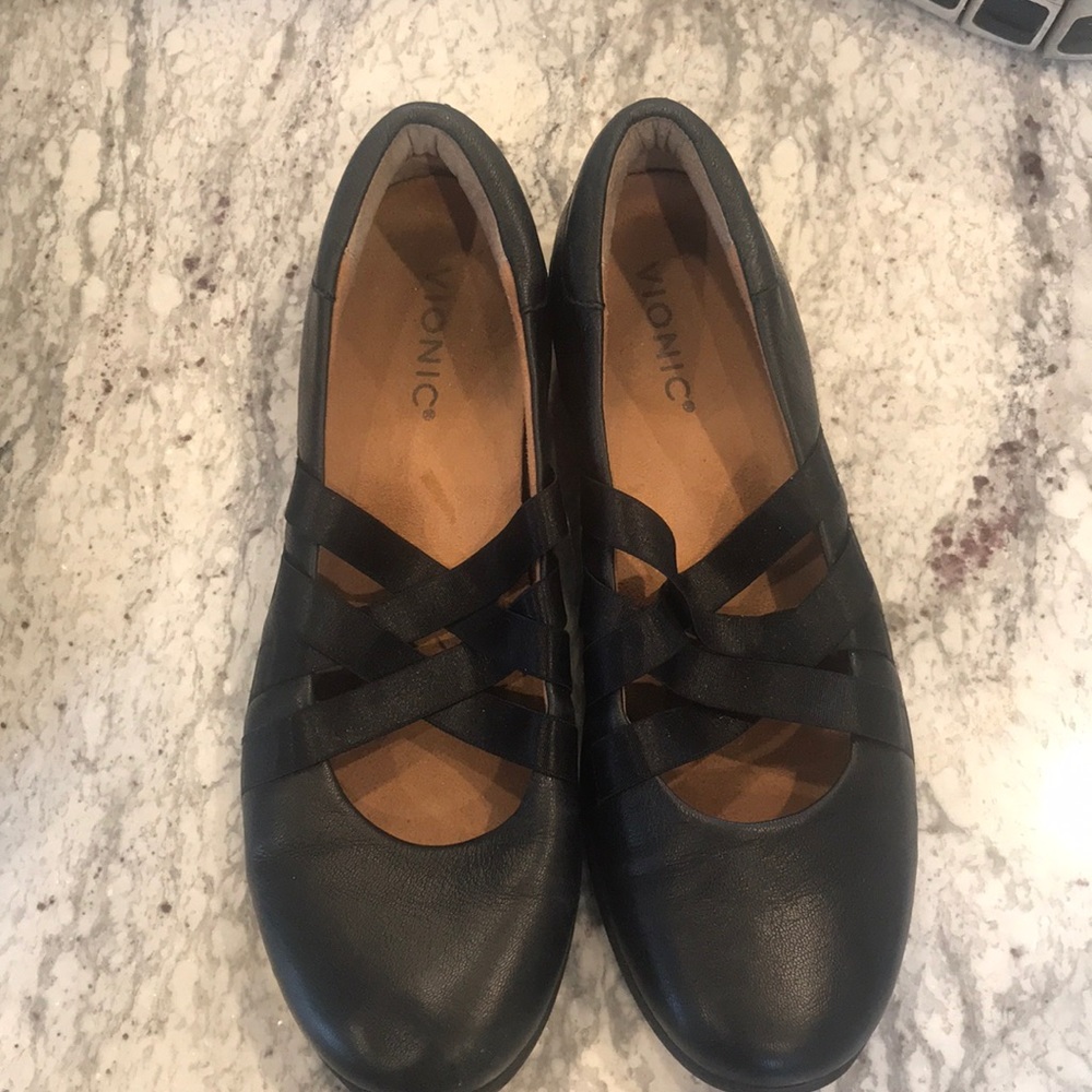 Black vionic flats